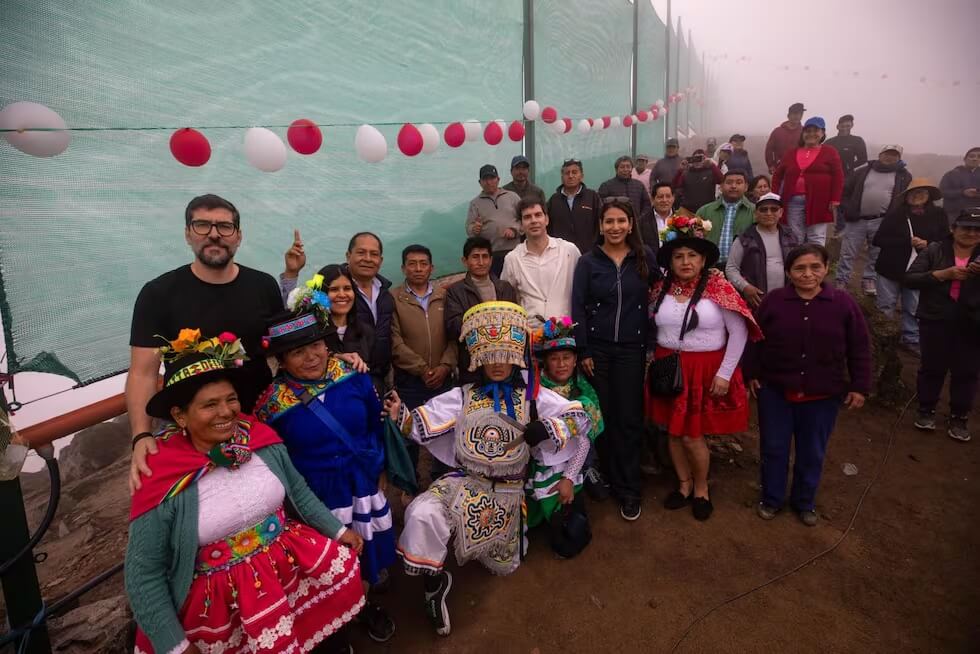 Ayer 16 de agosto inauguramos más atrapanieblas con Grupo El Comercio y América Multimedia, y este lunes 24 sumaremos más junto a LG para alcanzar la meta de 250 en el Muro de la Amistad y la Esperanza (VMT). Gracias al apoyo de LG, Camarose, Colegio Markham y aliados, beneficiaremos a más de 1,200 familias sin agua.